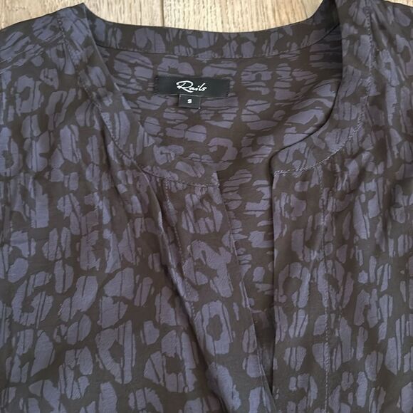 RAILS GRAY AND BLACK CHEETAH PRINT BLOUSE SIZE SMALL EUC - Picture 3 of 5